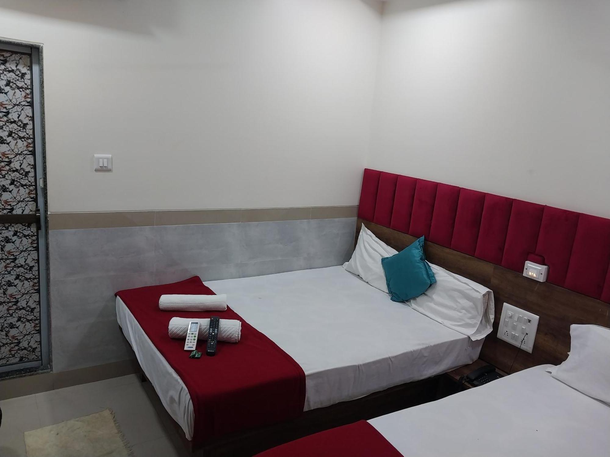 Hotel New Balaji Residency Мумбаи Экстерьер фото